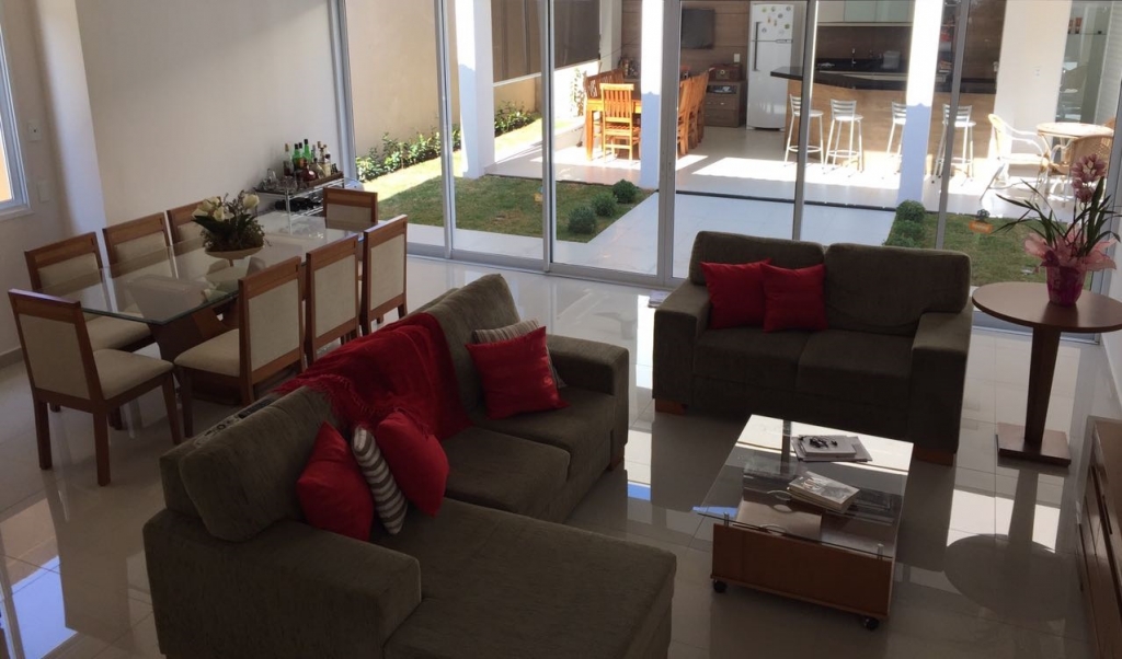 Casa de Condomínio à venda com 3 quartos, 210m² - Foto 1