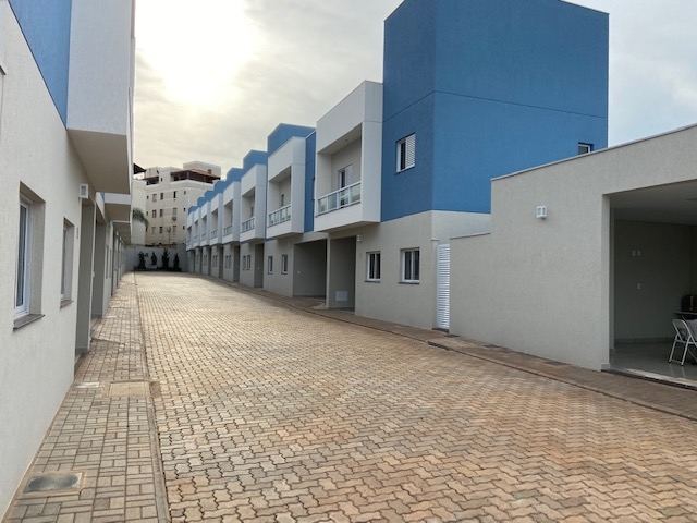 Casa de Condomínio à venda com 2 quartos, 70m² - Foto 1