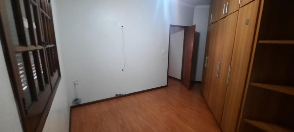 Casa de Condomínio à venda com 3 quartos, 244m² - Foto 2