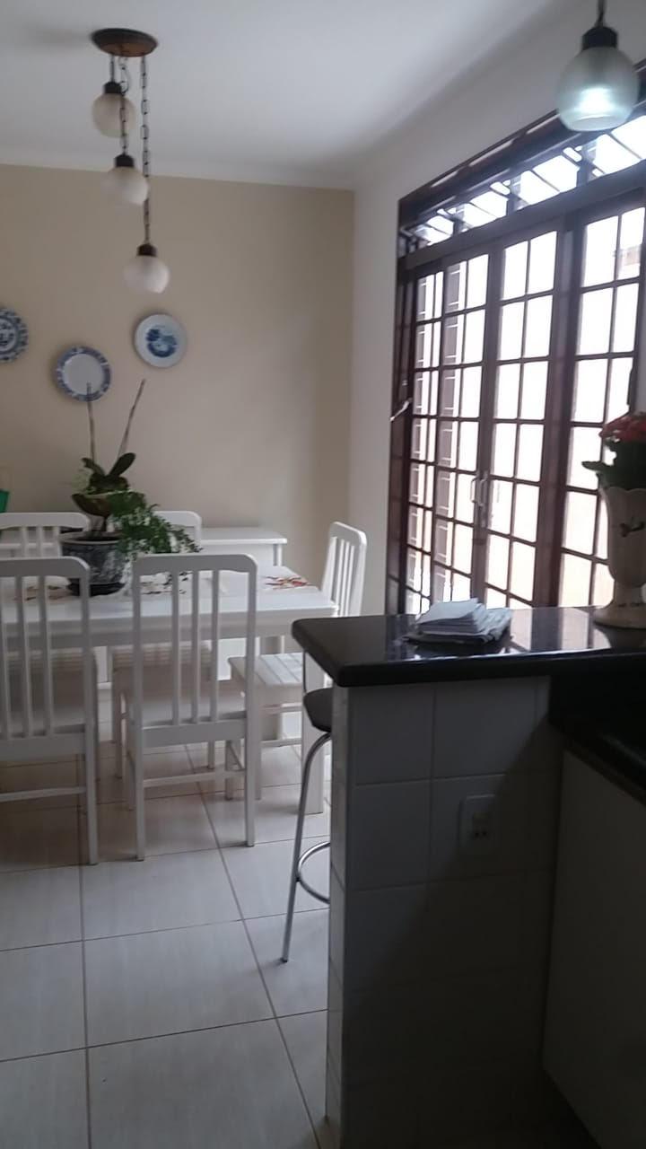 Casa à venda com 4 quartos, 200m² - Foto 1