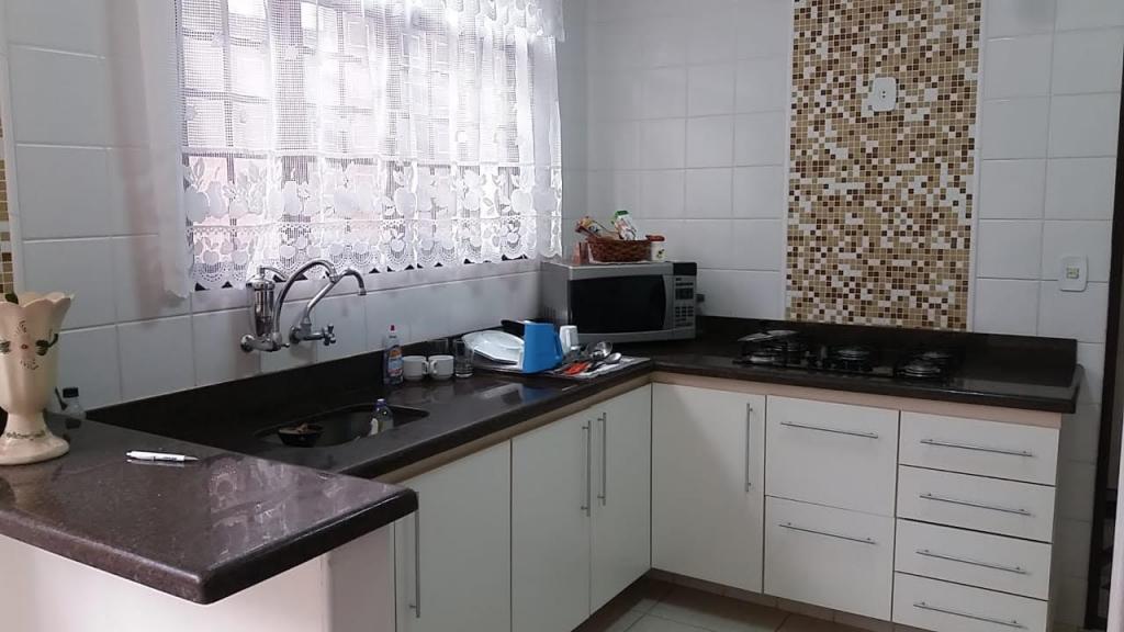 Casa à venda com 4 quartos, 200m² - Foto 2