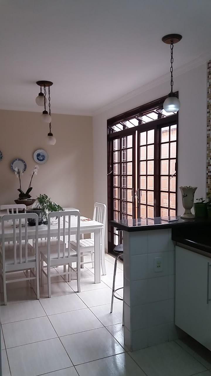 Casa à venda com 4 quartos, 200m² - Foto 3