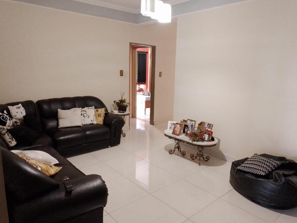 Casa à venda com 3 quartos, 190m² - Foto 1