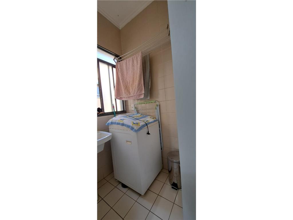 Apartamento à venda com 2 quartos, 65m² - Foto 2