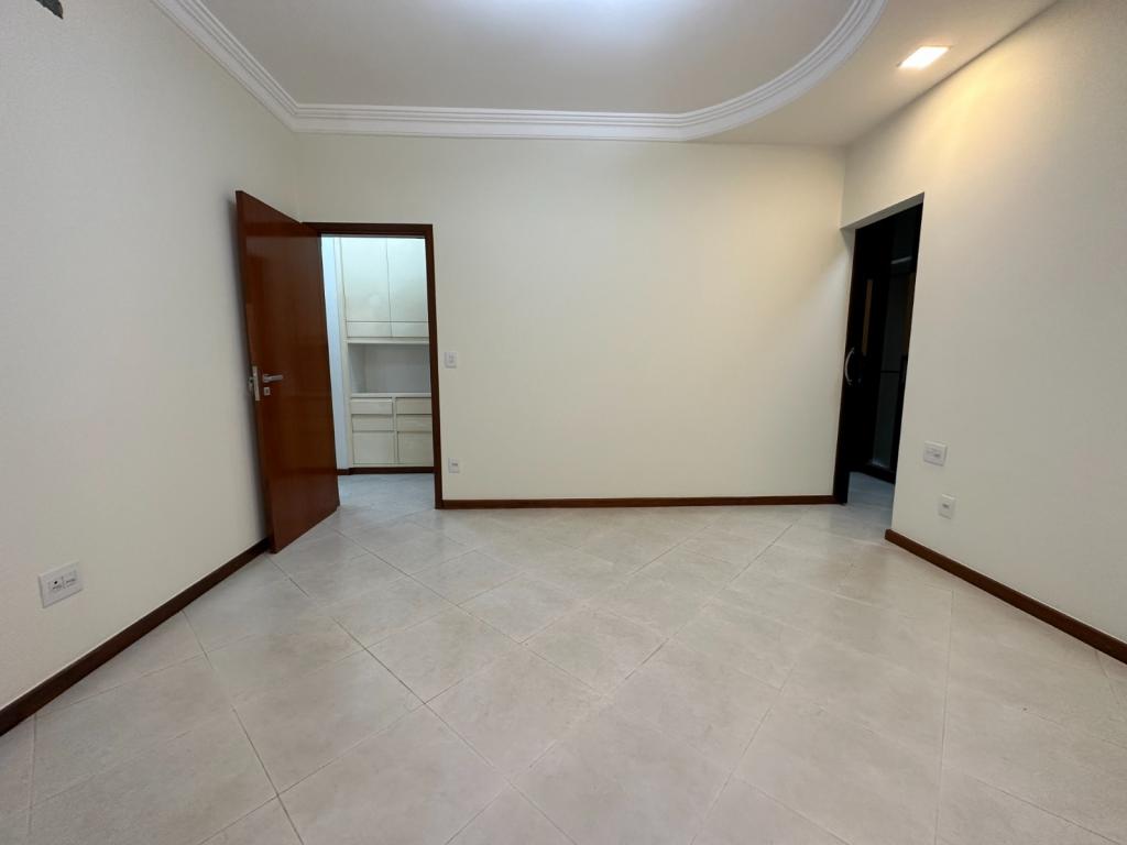 Casa à venda com 5 quartos, 324m² - Foto 18