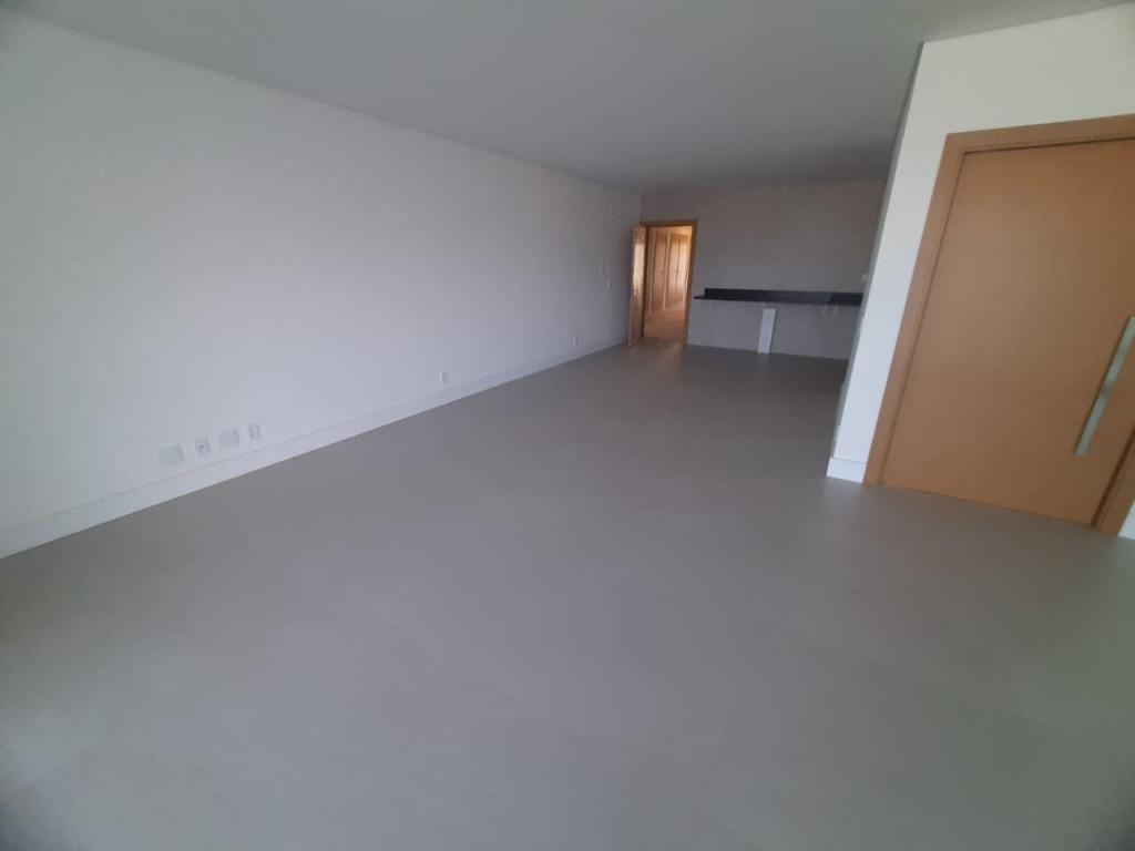 Apartamento à venda com 3 quartos, 227m² - Foto 4