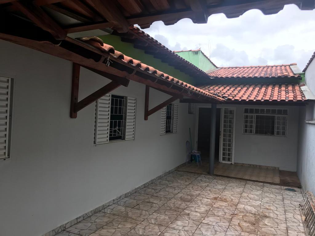 Casa à venda com 3 quartos, 77m² - Foto 1