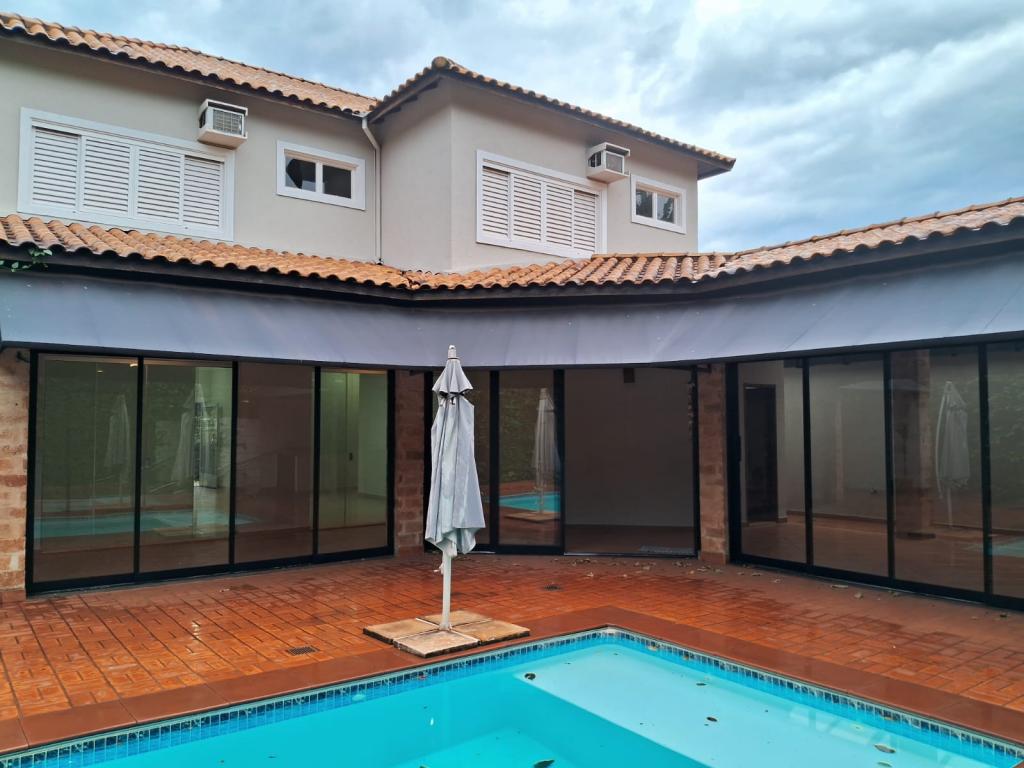 Casa de Condomínio à venda com 4 quartos, 323m² - Foto 1