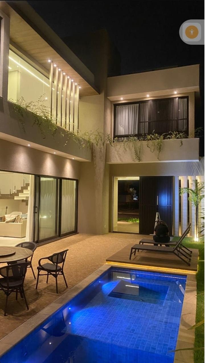 Casa de Condomínio à venda com 4 quartos, 245m² - Foto 1