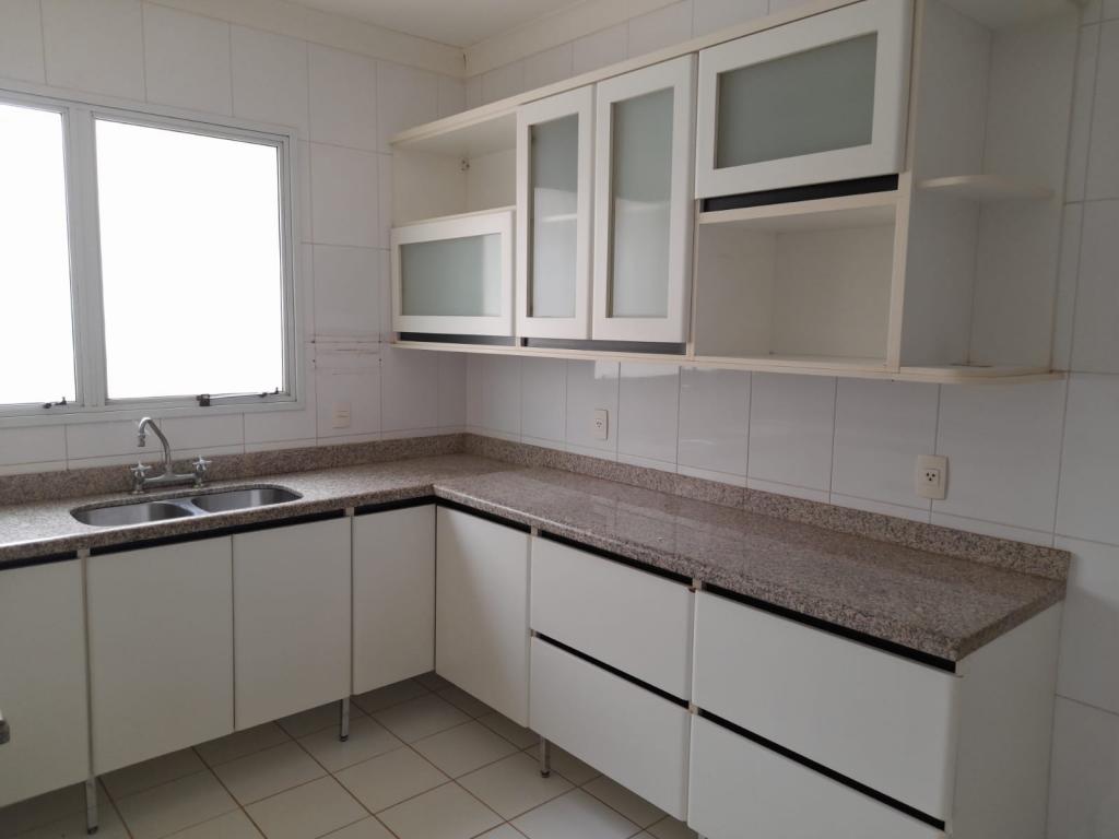 Apartamento à venda com 3 quartos, 217m² - Foto 4