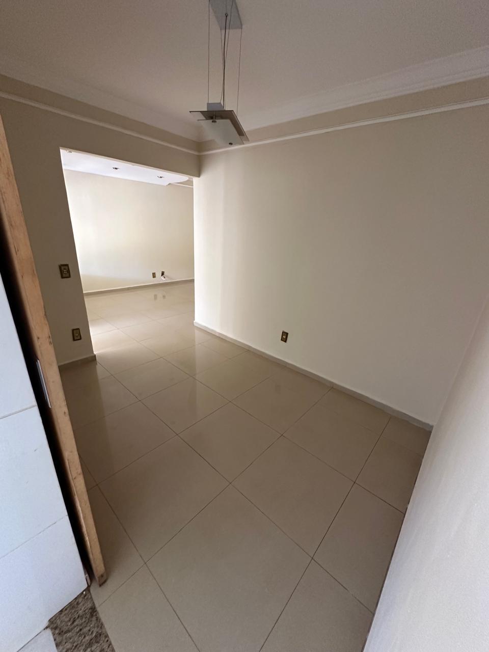 Casa de Condomínio à venda com 4 quartos, 250m² - Foto 2