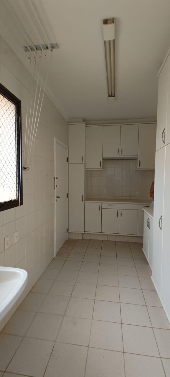 Apartamento à venda com 3 quartos, 202m² - Foto 2