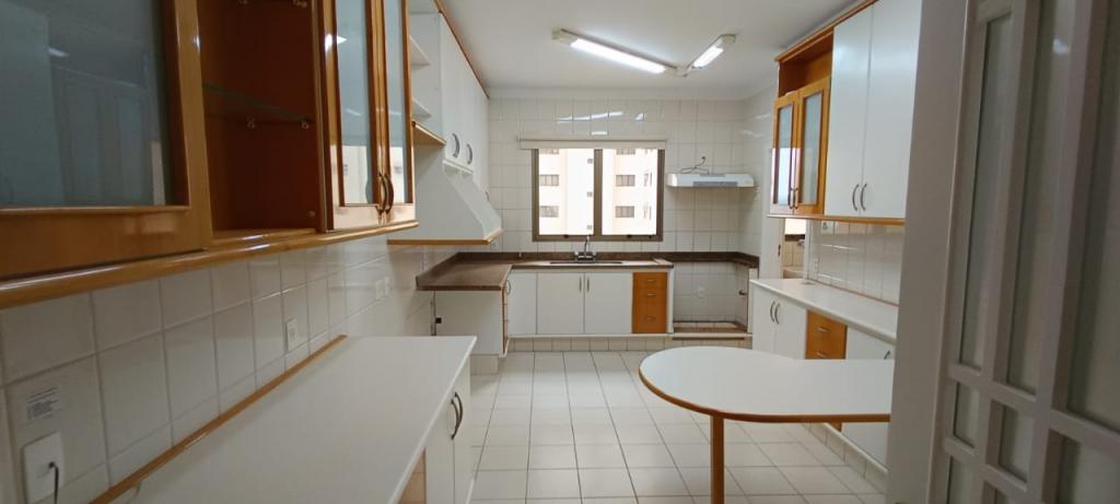 Apartamento à venda com 3 quartos, 202m² - Foto 3